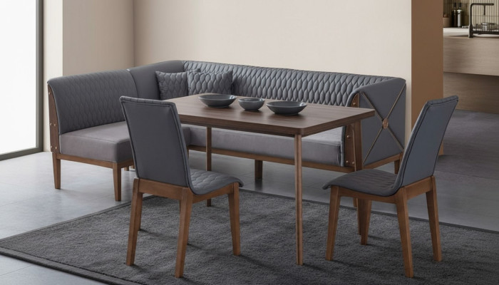 Stijlvolle grijze eetkamerset, bruine eettafel, 2 eetkamerstoelen, bank.