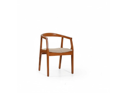 Eetkamerstoelen met bruin houten frame, fauteuils, eenpersoons luxestoelen.
