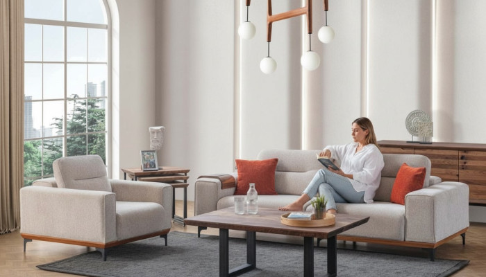 Witte gestoffeerde bankstel met driezitsbank, fauteuil, salontafel en bijzettafels