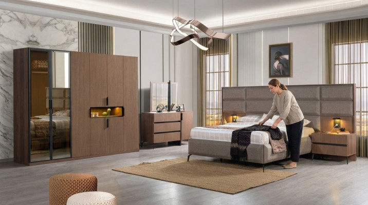 Bruine slaapkamer houten meubels textielbed nachtkastjes commode kast