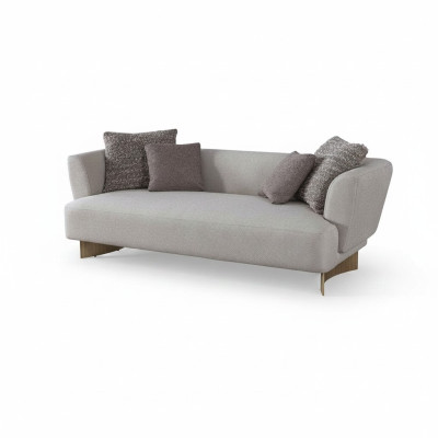 Grijze driezits bankstel voor de woonkamer, ontworpen door een ontwerper, met houten frame.