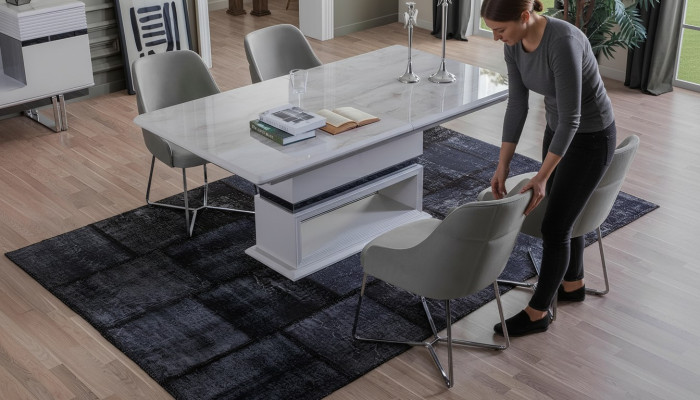 Modern eetkamerset bestaande uit 5-delige eettafel en 4 stoelen nieuwigheid.