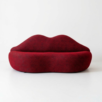 Ontwerper 3-zitsbank rood van kleur in de vorm van lippen, stijlvolle zitkussens.