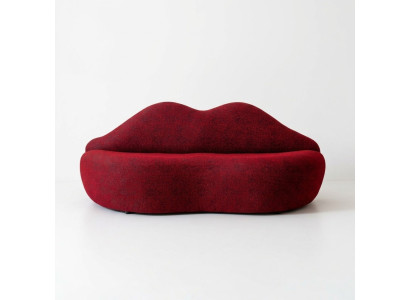 Ontwerper 3-zitsbank rood van kleur in de vorm van lippen, stijlvolle zitkussens.