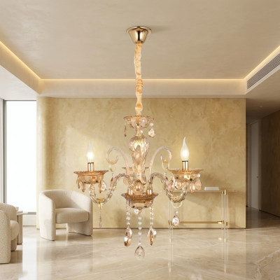 Kroonluchter Crystal in de woonkamer of chique luxe thuis nieuw.