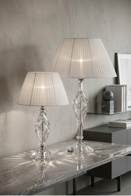 Tafellamp in antieke stijl met kristallen lampenkap en kroonluchterlampen
