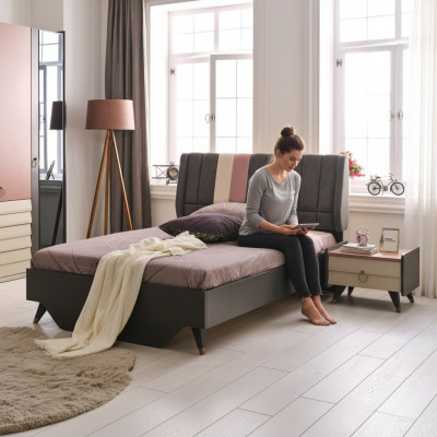 Luxe slaapkamer nachtkastje bedden bed compleet set design inrichting.