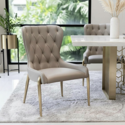 Beige Chesterfield fauteuil, metalen stoel, luxe eetkamerstoelen, moderne stoel.
