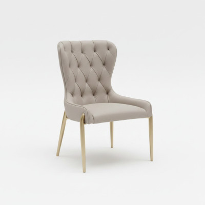 Beige Chesterfield fauteuil, metalen stoel, luxe eetkamerstoelen, moderne stoel.