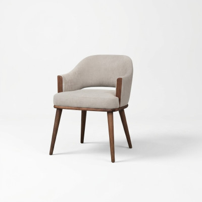 Beige gestoffeerde houten keukenstoel met armleuningen.