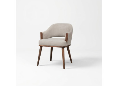 Beige gestoffeerde houten keukenstoel met armleuningen.