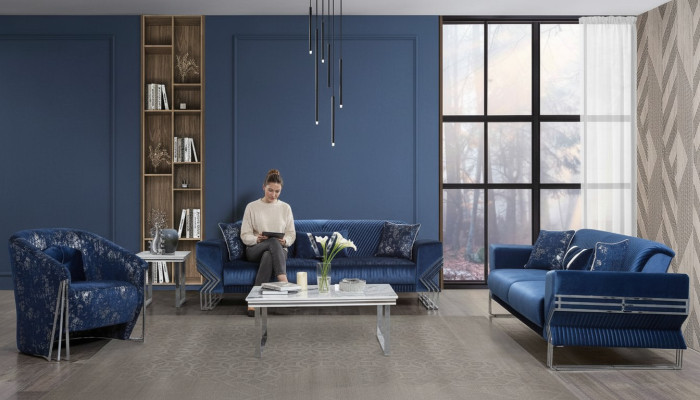 Woonkamer blauwe bankstel ontworpen driepersoons fauteuil salontafel