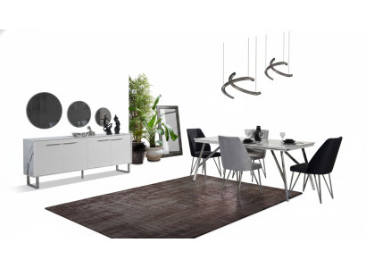 Grijswitte eetkamer meubels commode eettafel luxe gestoffeerde stoelen.