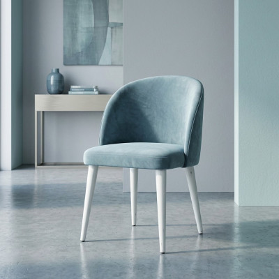 Moderne eetkamerstoel zonder armleuningen van hout, nieuw design gestoffeerde stoel, blauwe zitting.