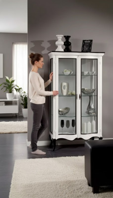 Woonkamer meubels dressoir hout vitrines glazen kast massief houten vitrine