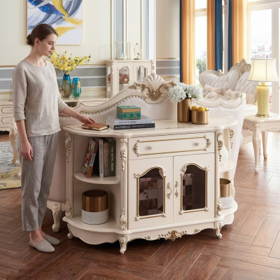 Sideboard in de woonkamer, klassiek meubilair voor het interieur.