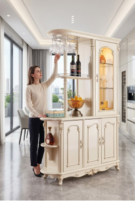 Drinks kast voor de eetkamer, klassieke parelwitte meubels, nieuwe luxe.