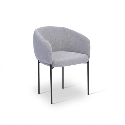 Grijze gestoffeerde stoel met armleuningen, ontwerper fauteuil voor één persoon in de woonkamer.