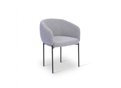 Grijze gestoffeerde stoel met armleuningen, ontwerper fauteuil voor één persoon in de woonkamer.