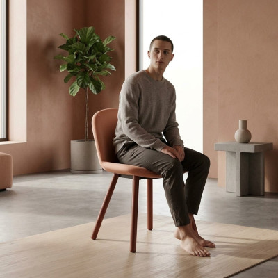 Heldere oranje gestoffeerde stoel met houten poten Ontwerper stoelen Eetkamermeubels
