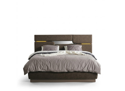 Slaapkamer set Luxe bed in bruine kleur en 2 nachtkastjes 3 stuks nieuw.