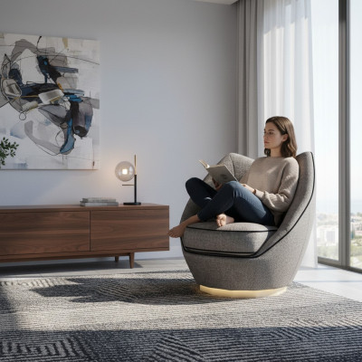 Luxe grijze fauteuil gestoffeerd met textiel voor de moderne inrichting van de woonkamer.