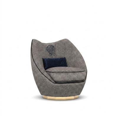 Luxe grijze fauteuil gestoffeerd met textiel voor de moderne inrichting van de woonkamer.