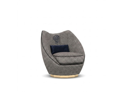 Luxe grijze fauteuil gestoffeerd met textiel voor de moderne inrichting van de woonkamer.