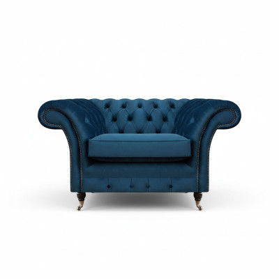 Blauwe woonkamer Chesterfield stoffen fauteuil luxe eenzitter stoffen meubel.