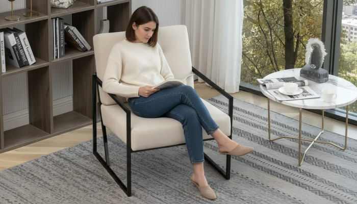 Beige textiel fauteuil woonkamer 1-zits relax metalen poten eetkamer.