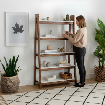 Bruin-witte boekenkast woonkamer designer houten planken edele meubels
