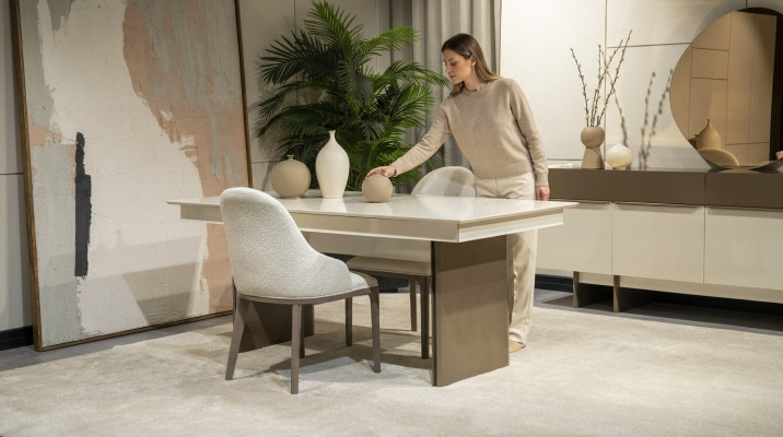 Wit-bruine eetkamerset uitschuifbare tafel 6x stoelen dressoir