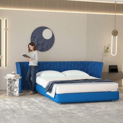Blau stoffen bed met gestoffeerde hoofdeinde