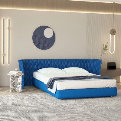 Blau stoffen bed met gestoffeerde hoofdeinde