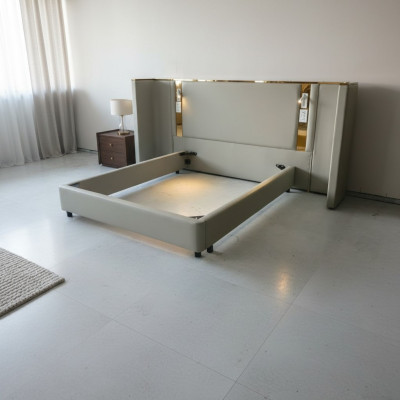 Beige luxe design bed met LED-verlichting, gouden frame en moderne hoofdbord