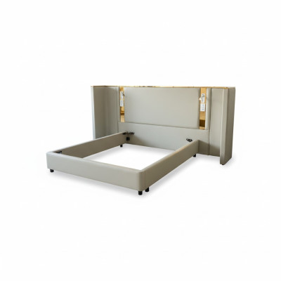 Beige luxe design bed met LED-verlichting, gouden frame en moderne hoofdbord