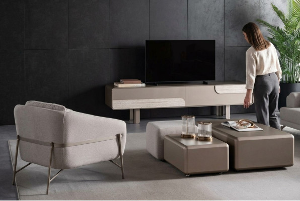 Moderne beige bank met stoel en TV-meubel