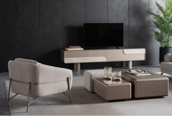Moderne beige bank met stoel en TV-meubel