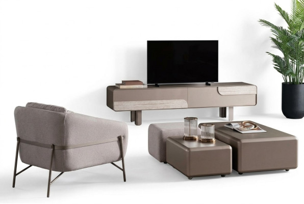 Moderne beige bank met stoel en TV-meubel