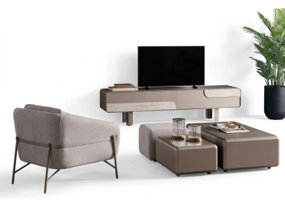 Moderne beige bank met stoel en TV-meubel