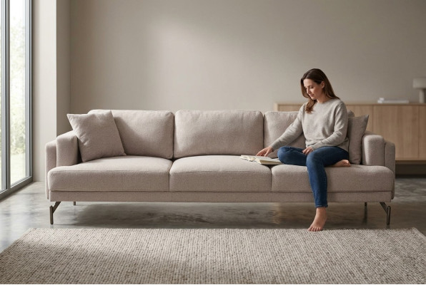 Beige bank voor drie personen met modern ontwerp