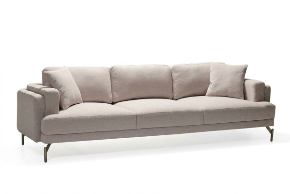 Beige bank voor drie personen met modern ontwerp