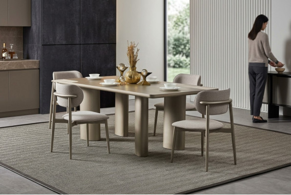 Elegante beige tafel met houten poten en 4 stoffen stoelen