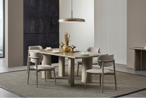 Elegante beige tafel met houten poten en 4 stoffen stoelen