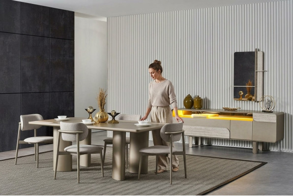 Elegante beige houten eettafelset met stoelen en console