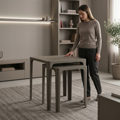 Moderne en elegante houten tafel in beige