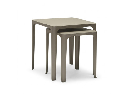 Moderne en elegante houten tafel in beige