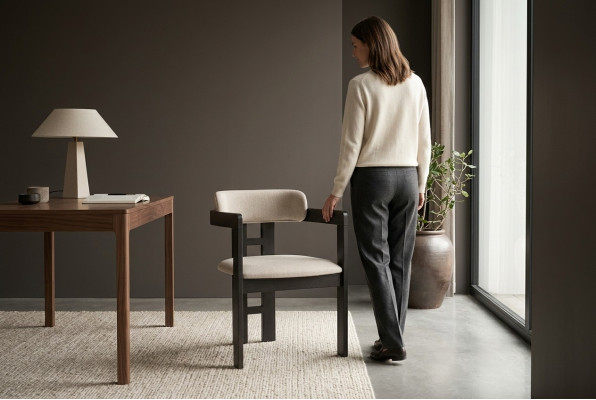 Moderne houten en stoffen stoel