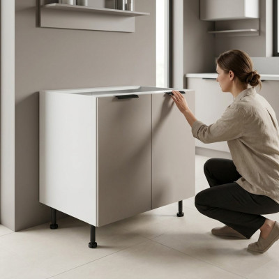 Moderne keuken met twee witte deuren
