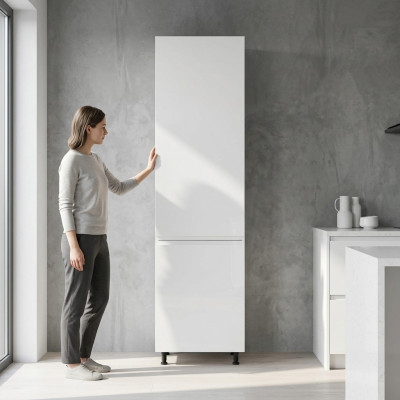 Hoge keukenkast met glanzende planken